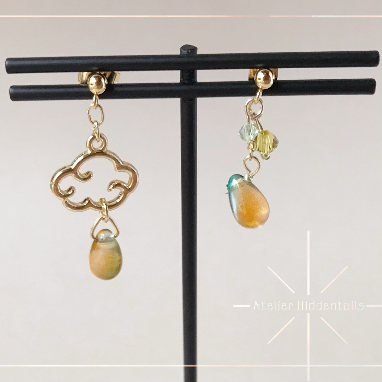 ハンドメイドアクセサリー 空色のドロップと雲のピアス グリーン