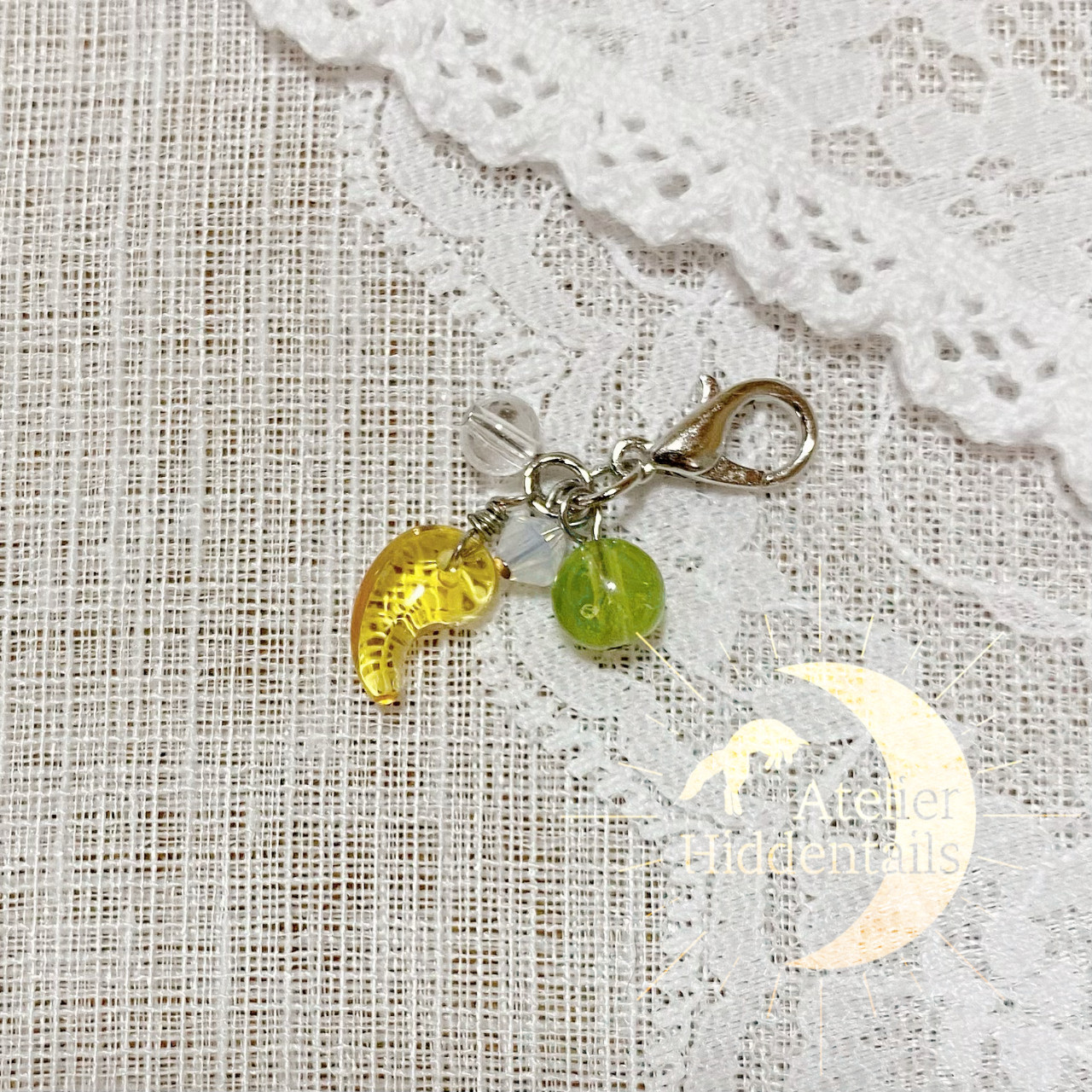 ハンドメイドアクセサリー 勾玉のお守りチャーム シトリン by Atelier