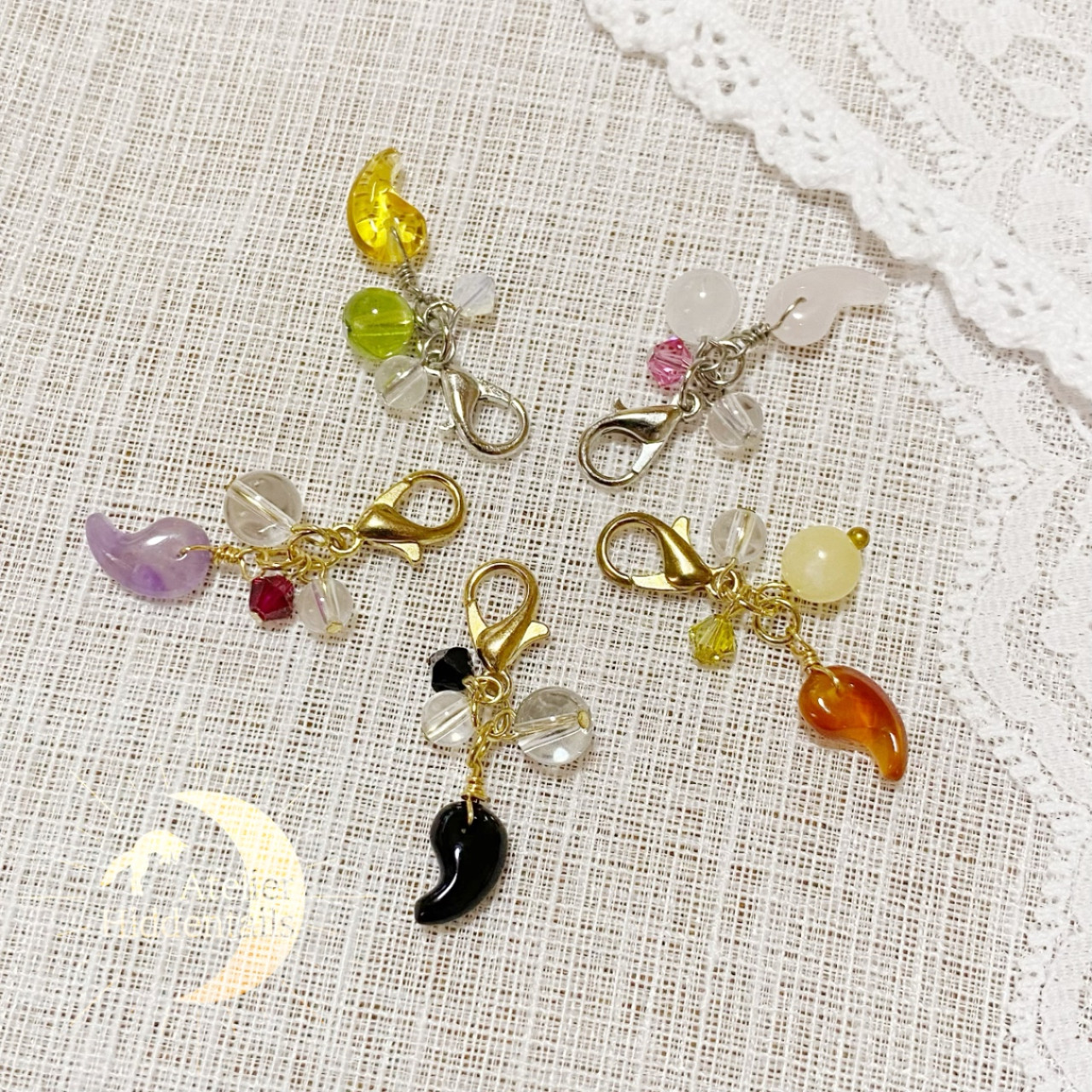 ハンドメイドアクセサリー 勾玉のお守りチャーム シトリン by Atelier