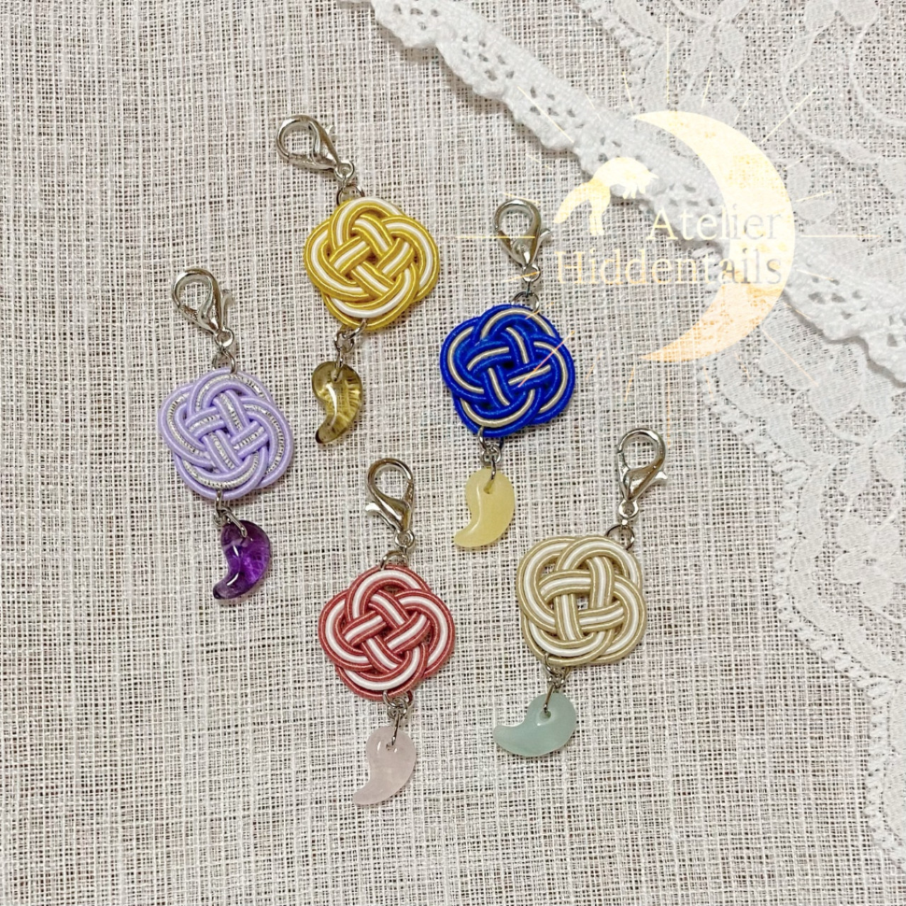 ハンドメイドアクセサリー 水引と勾玉のお守りチャーム こんぺきいろ