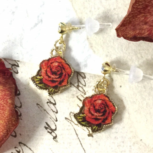 ミニ薔薇シリーズ 赤薔薇ピアス by W.無色｜雑貨百般・本当に売ってる