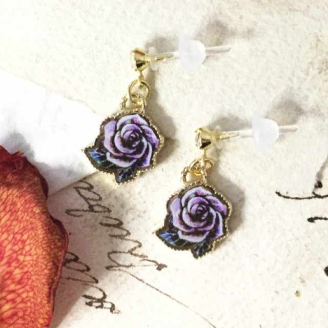 ミニ薔薇シリーズ 黒紫薔薇ピアス by W.無色｜雑貨百般・本当に売っ