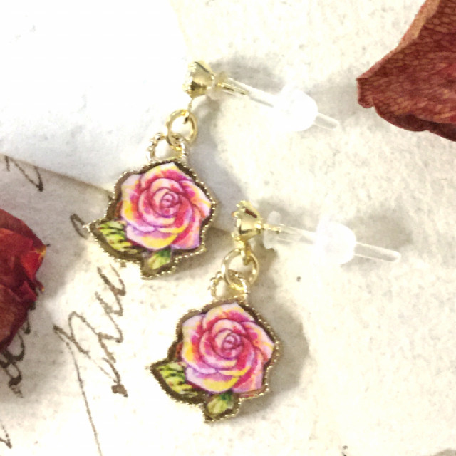 ミニ薔薇シリーズ ピンク薔薇ピアス by W.無色｜雑貨百般・本当に売っ