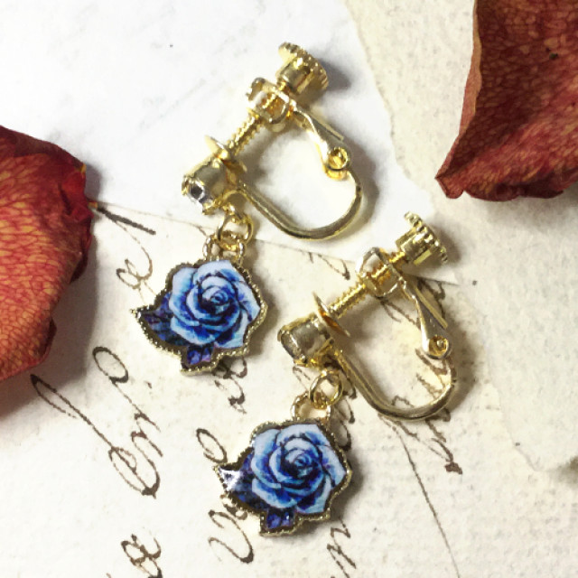 ミニ薔薇シリーズ 青薔薇イヤリング by W.無色｜雑貨百般・本当に売っ