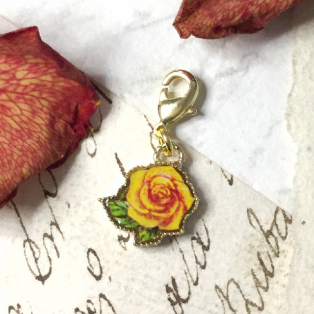 ミニ薔薇シリーズ 黒紫薔薇ピアス by W.無色｜雑貨百般・本当に売っ