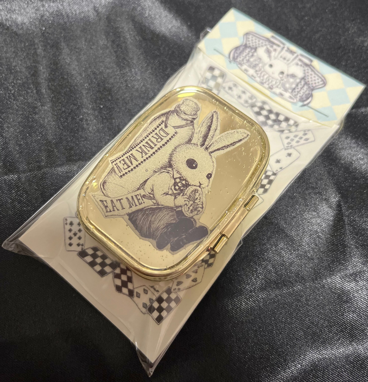 チェコ アンティーク動物モチーフ シルバー スパイスケース さじ付き ピルケース 薄型スライド式ピルケース】審判の白うさぎ by emo.｜雑貨百般・本当に